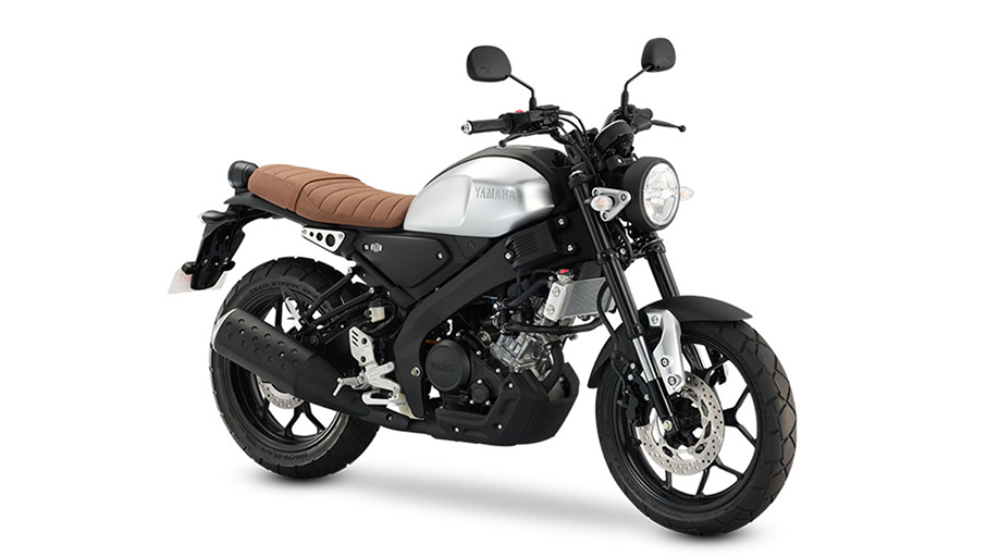 تصویری از موتوسیکلت XSR 155 از شرکت YAMAHA به رنگ نقره‌ای.