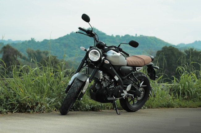 نمایی از موتور XSR 155 محصولی از شرکت YAMAHA در کنار جاده‌ای سرسبز، این موتور در فروشگاه موتور سبحان موجود می‌باشد.