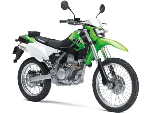 فوتوشاتی از نمای کامل موتورسیکلت تریل/آفرود کاوازاکی KLX 250 به رنگ سبز.